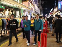 ‘레드로드 핼러윈 안전 총력전!’ 박강수 마포구청장, 인파 관리 직접 나섰다 기사 이미지