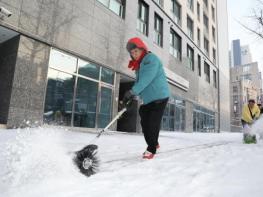 대설 속 보행 안전 점검... 박강수 마포구청장, 전동식 제설장비 성능 확인 기사 이미지