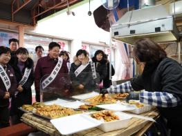 설 장보기는 가까운 시장에서! 아현·망원시장 찾은 박강수 마포구청장 기사 이미지
