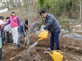 봄을 심는 시간...주민 손길따라 피어나는 마포 도심 정원 기사 이미지