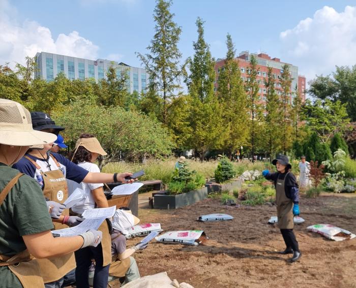 오늘 식재하게 될 식물과 배치에 대해 설명을 듣고 있다