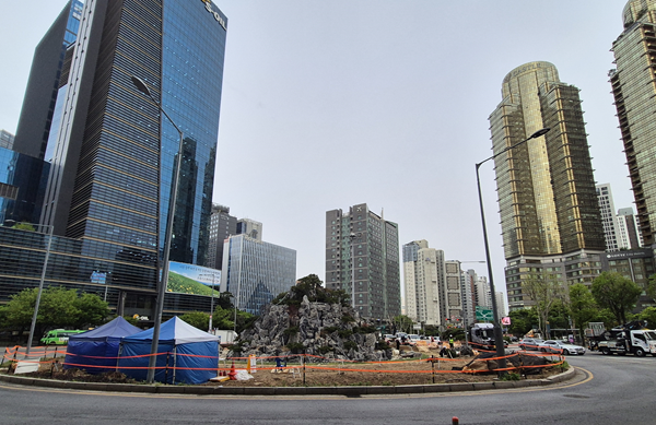 [photo] 이번엔 돌이구나... 공덕오거리 장막 걷힌 오늘 아침 풍경