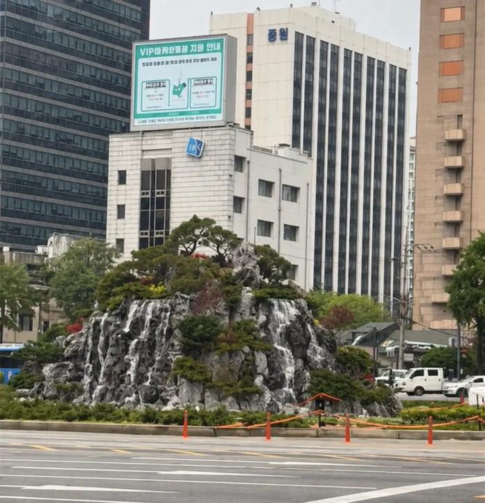 “퇴근길 흉물 됐다”…공덕로터리 인공폭포 야간조명 논란, 주민들 반응 “귀곡산장 같다”