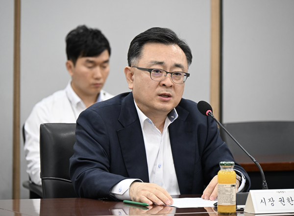 보도자료 한 줄이 가른 행정의 품격...권한대행을 밝힌 서울시와 이름을 지운 마포구의 대비