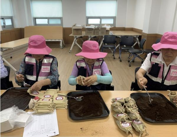 버려질 뻔한 소중한 자원, 마포 어르신 손끝에서 다시 살아난다
