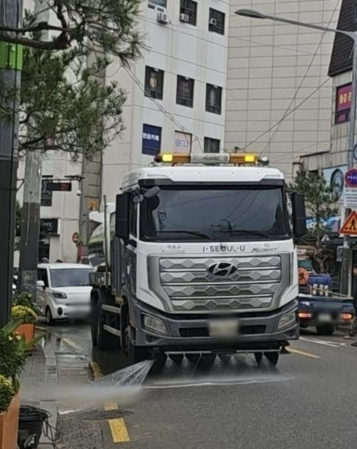 마포구, 폭염특보 뜨면 살수차 출동! 달궈진 도로 식힌다