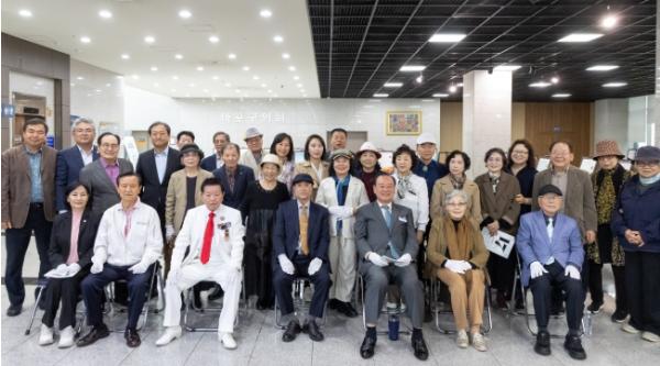 구청에서 가을 시 한 편… 유동균 마포구청장, 마포문인협회 시화전 참석